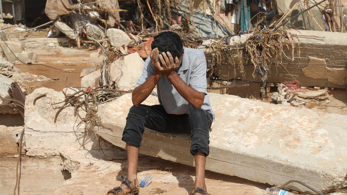 Un hombre se lamenta frente a los restos de su casa, destruida por la tormenta Daniel, en Derna, Libia.