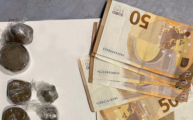 Gizon bat atxilotu dute Bilbon bere autoan saltzeko prest zeuden 100 gramo haxix aurkitu ondoren.