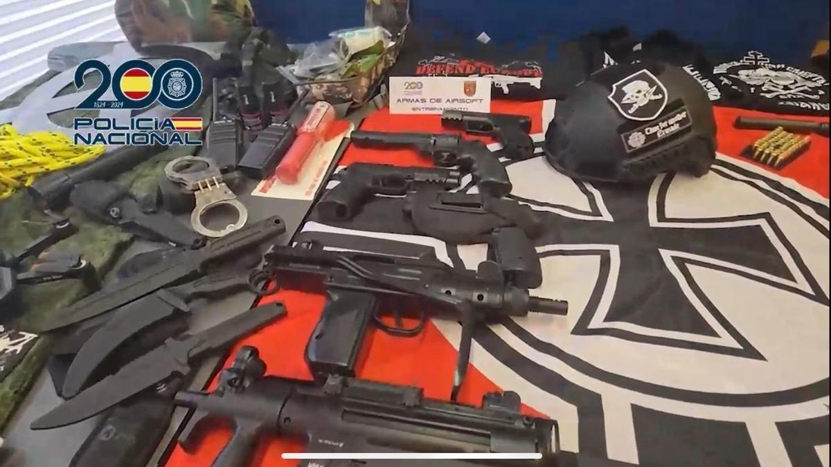 Armamento retirado al grupo terrorista neonazi 'The base' en el Estado.