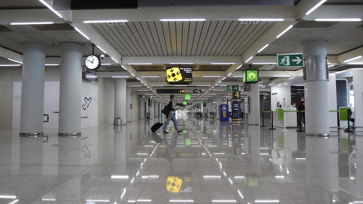 Un pasajero en el aeropuerto de Palma de Mallorca.