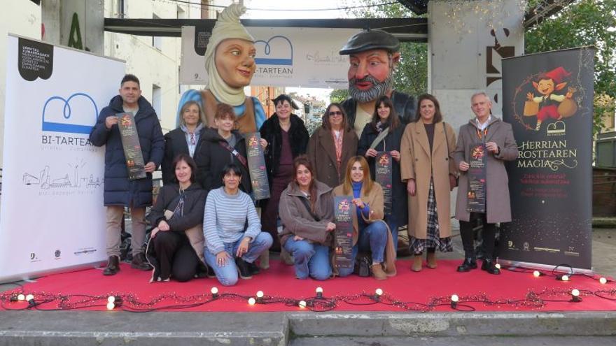 Bi herrietako alkateak eta merkatariak, aurkezpen ekitaldian.