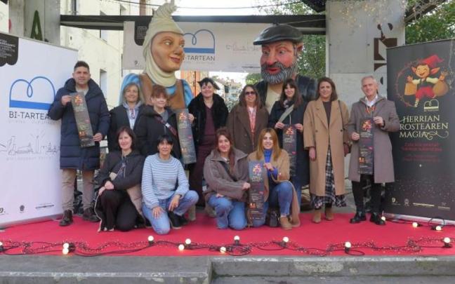 Bi herrietako alkateak eta merkatariak, aurkezpen ekitaldian.