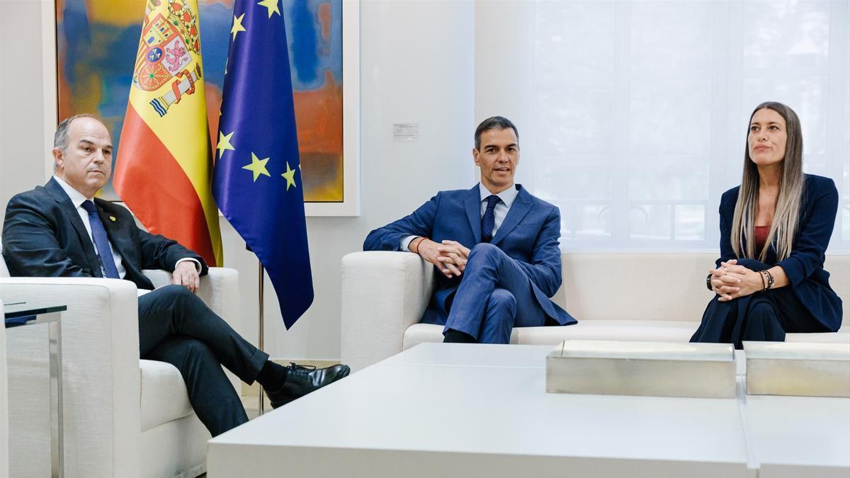 Jordi Turull, en un encuentro con Pedro Sánchez junto a la portavoz de Junts en el Congreso, Miriam Nogueras.