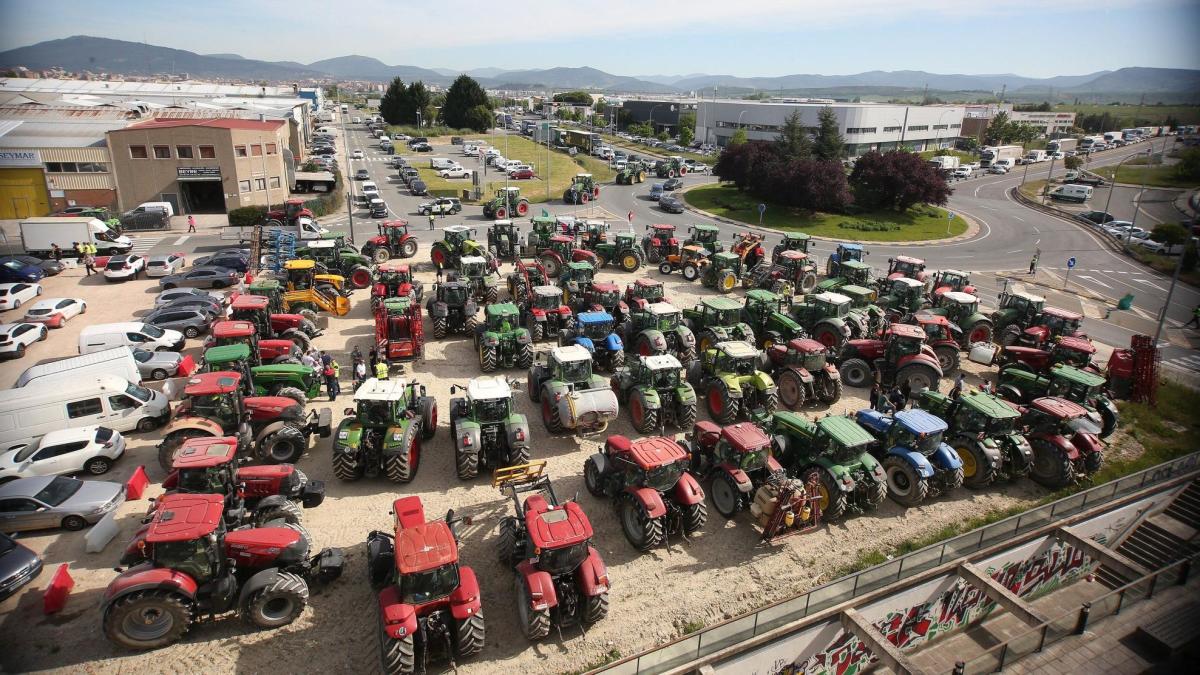 Tractores preparados para circular hacia el centro de Pamplona desde Talluntxe. Foto: Javier Bergasa