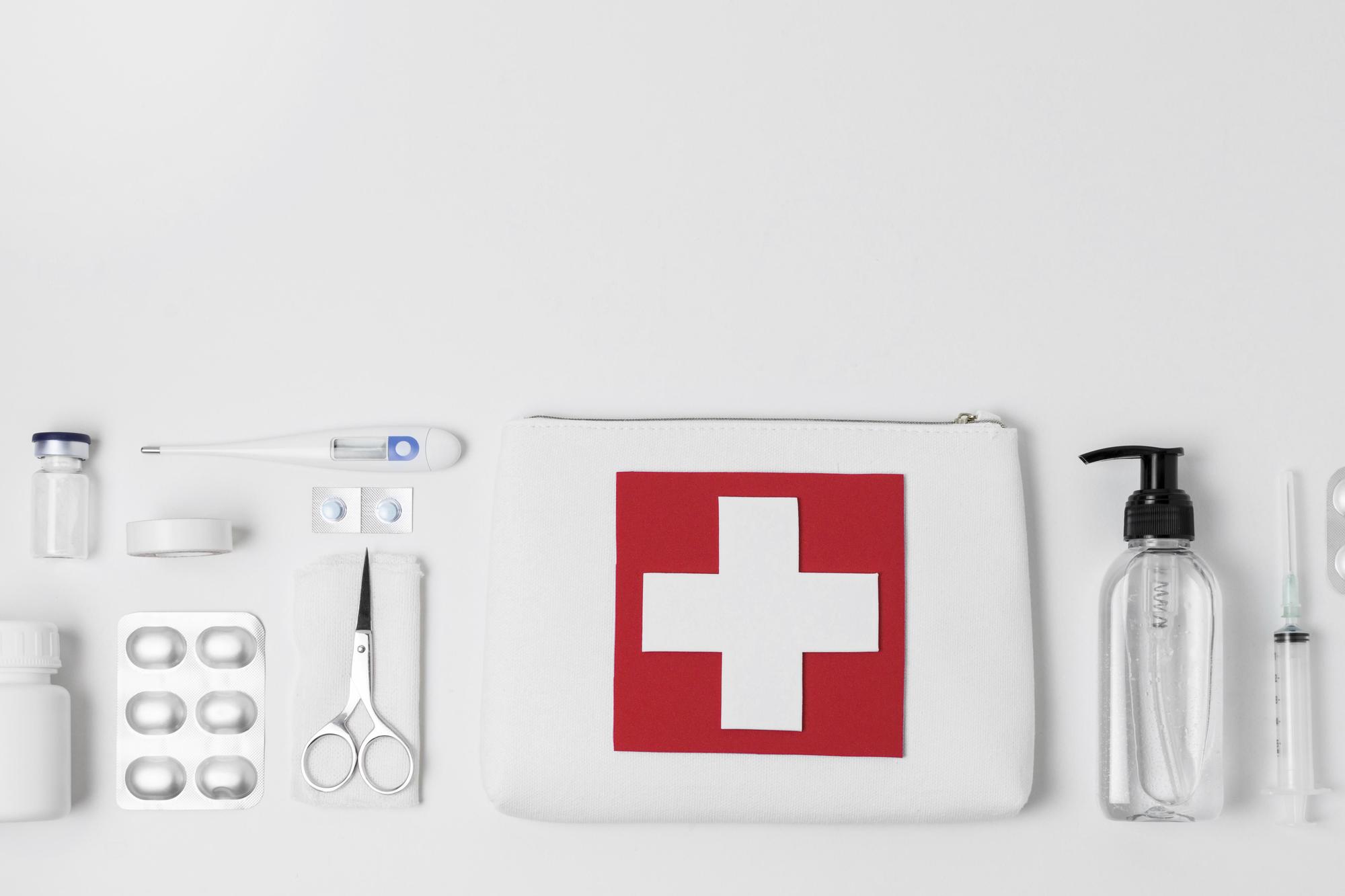 Un botiquín y productos médicos.