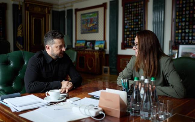 El presidente de Ucrania, Volodimir Zelenski, en su última reunión con la ya exprimera ministra Yulia Sviridenko.