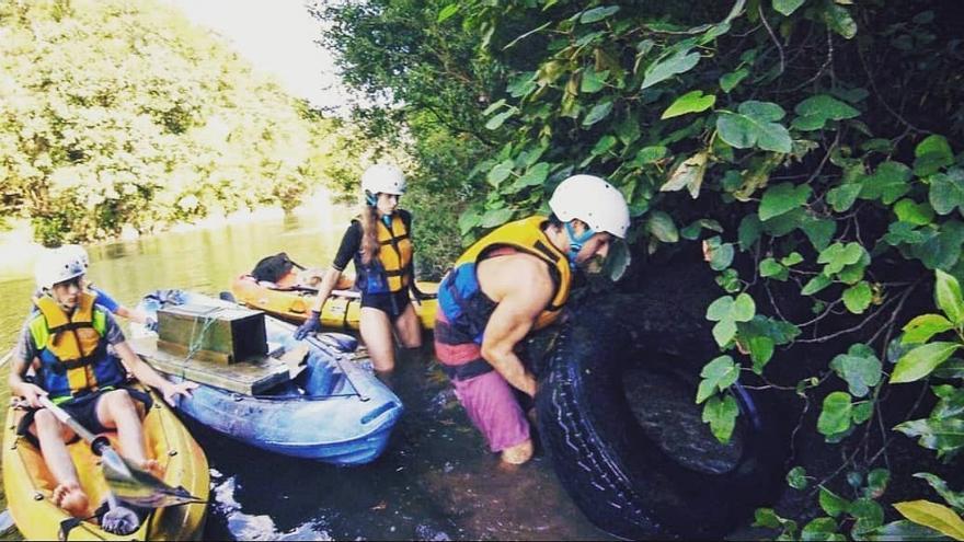Foto de una limpieza del río Bidasoa organizada por Recicla-Birziklatu y Kayak Basque Country.