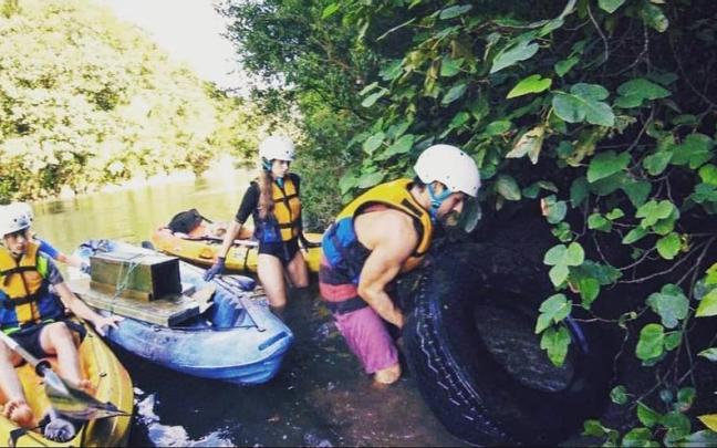 Foto de una limpieza del río Bidasoa organizada por Recicla-Birziklatu y Kayak Basque Country.