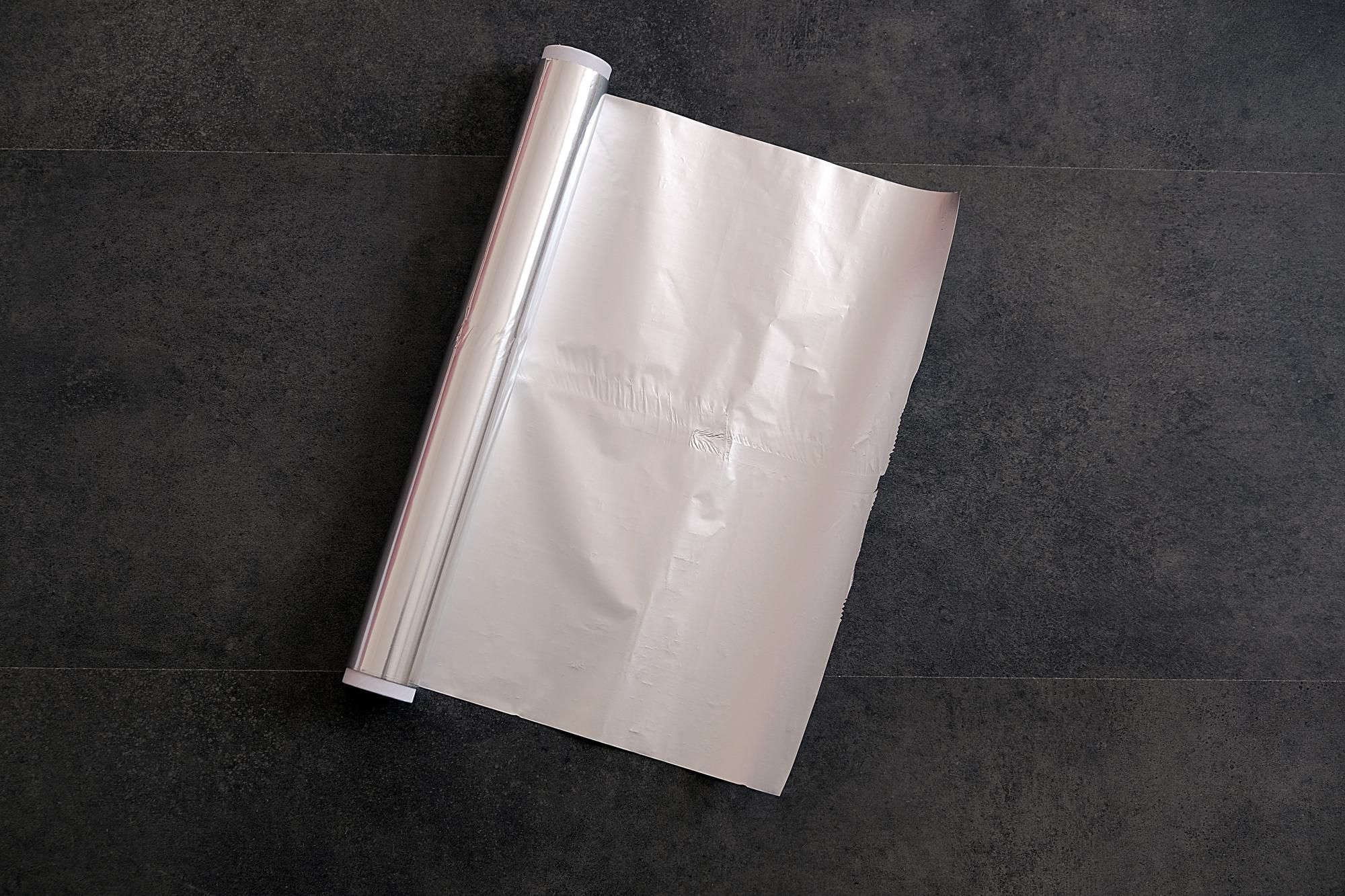 Rollo de papel de aluminio.