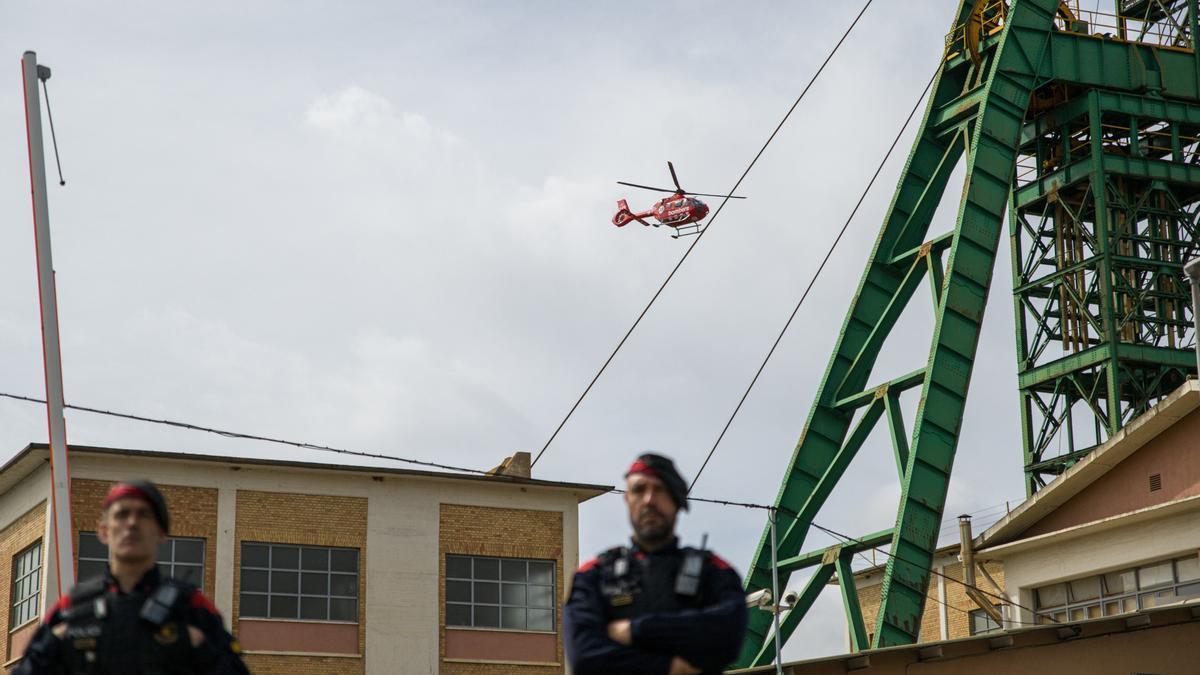Un helicóptero de rescate sobrevuela la mina.