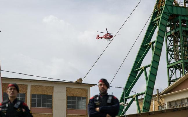 Un helicóptero de rescate sobrevuela la mina. Un helicóptero de rescate sobrevuela la mina.