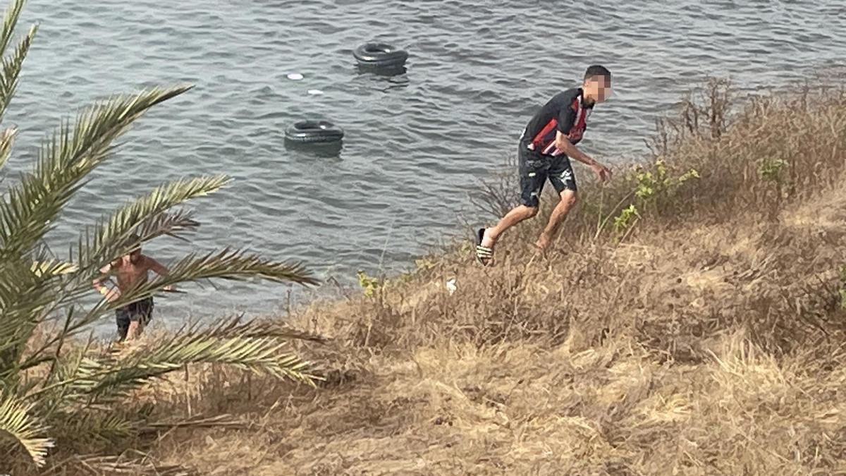 Más de una decena de menores llegan a Ceuta con flotadores