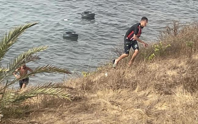 Más de una decena de menores llegan a Ceuta con flotadores