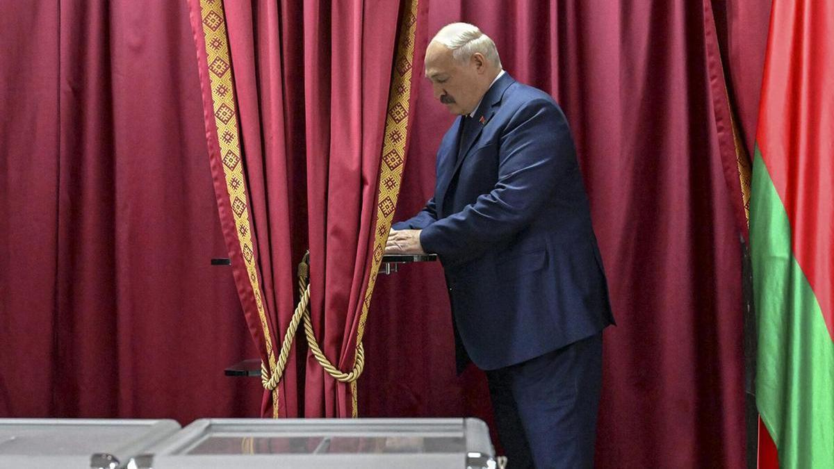 El presidente bielorruso, Alexandr Lukashenko, rellenando su papeleta durante la jornada de elecciones presidenciales del domingo.