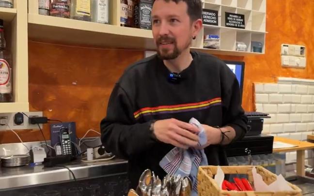 Pablo Iglesias, secando cubiertos detrás de la barra en su nuevo bar, la Taberna Garibaldi. / @Garibaldi_28012 Pablo Iglesias, secando cubiertos detrás de la barra en su nuevo bar, la Taberna Garibaldi.