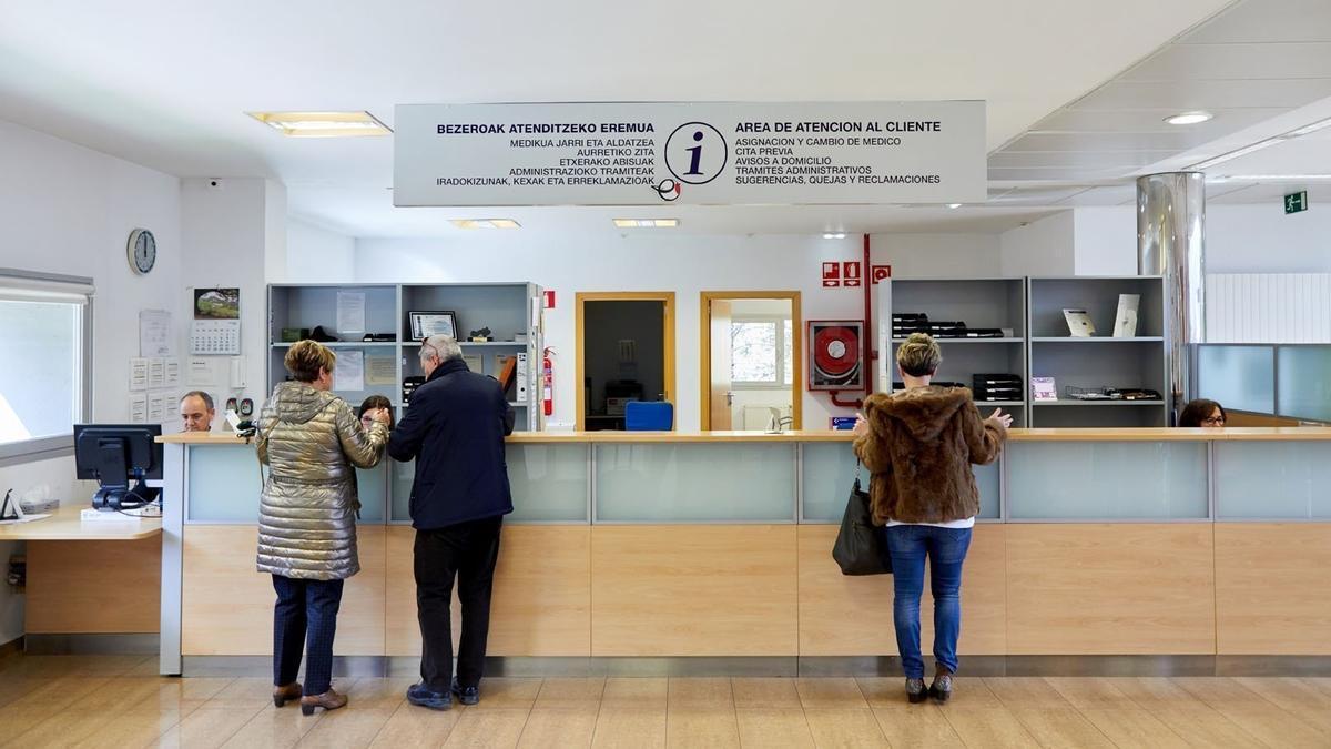 Varias personas en el Centro de Atención Primaria de Osakidetza de Zarautz.