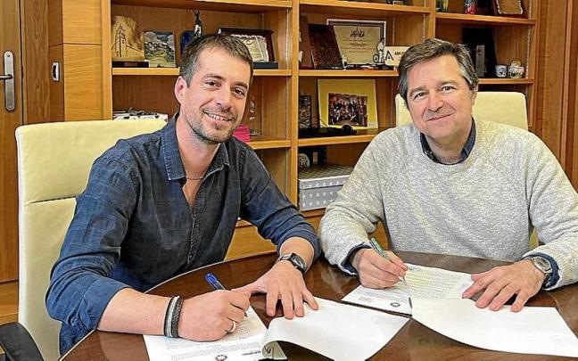 Firma del convenio entre el Ayuntamiento de Amurrio y la Fundación Vicente Ferrer. Firma del convenio entre el Ayuntamiento de Amurrio y la Fundación Vicente Ferrer.