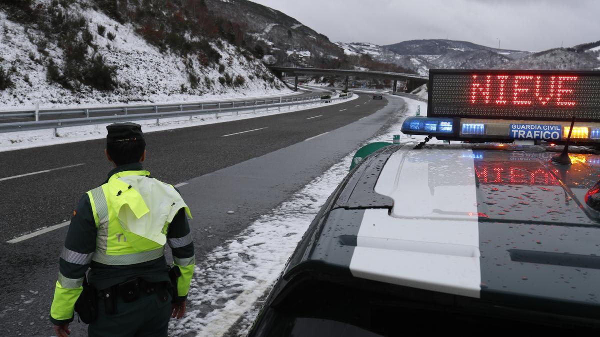 La Guardia Civil de Tráfico alerta del temporal en una carretera