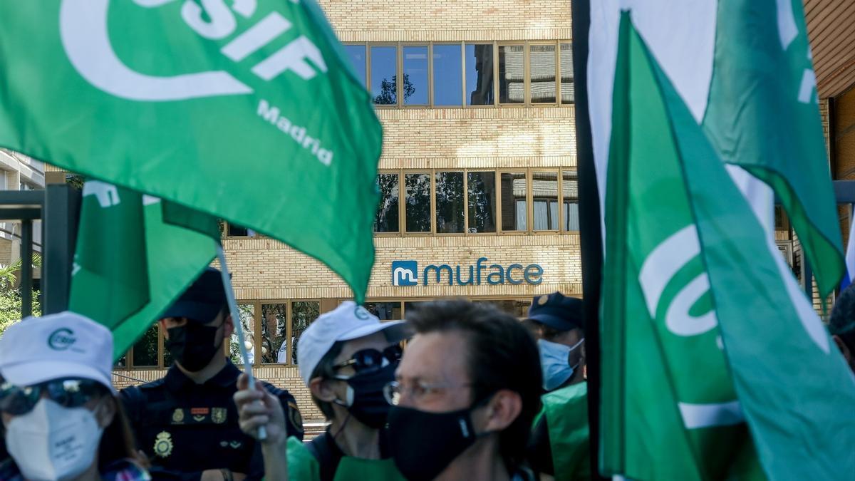 Manifestantes de CSIF frente a la sede de Muface en Madrid en una foto de archivo.