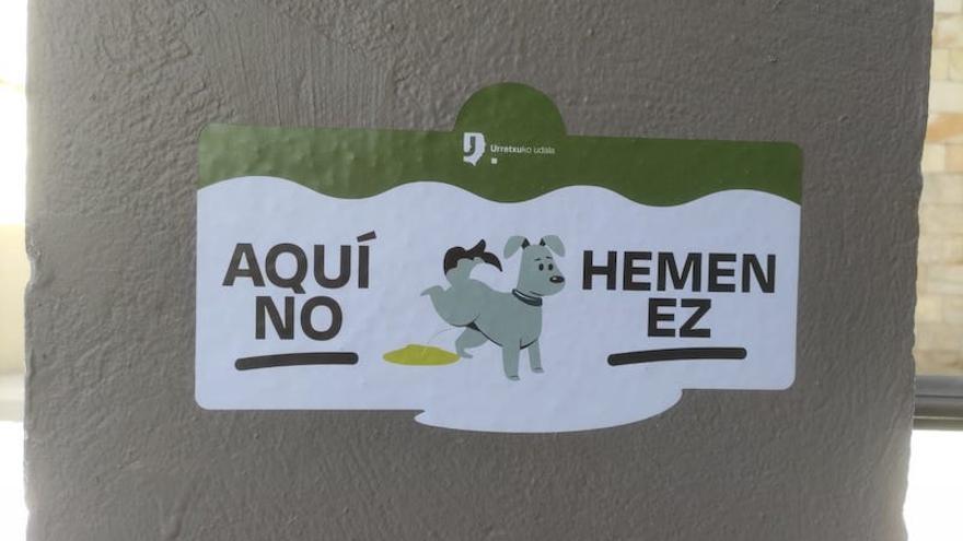 Una de las pegatinas que ha puesto el Ayuntamiento en la calle Iparragirre