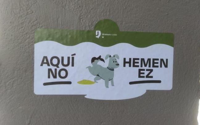 Una de las pegatinas que ha puesto el Ayuntamiento en la calle Iparragirre / Asier Zaldua Una de las pegatinas que ha puesto el Ayuntamiento en la calle Iparragirre