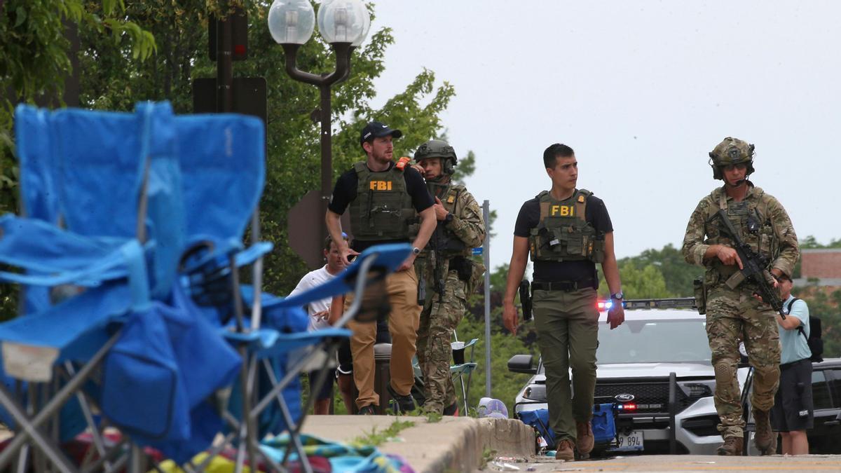 Agentes del FBI en el lugar en el que se produjo el tiroteo.