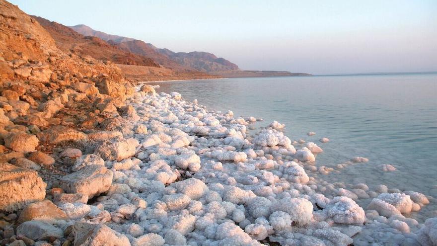 La concentración de sal da lugar a estas formaciones en las orillas.