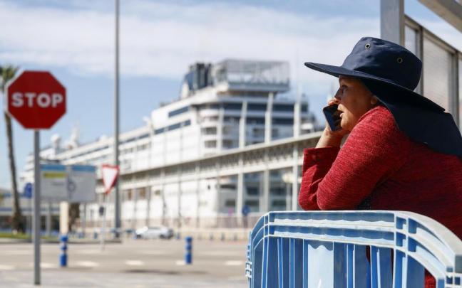 Familiares de los ciudadanos bolivianos esperan noticias ante el crucero.