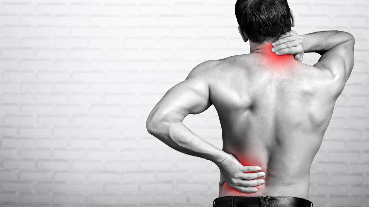 Un hombre se muestra dolorido.