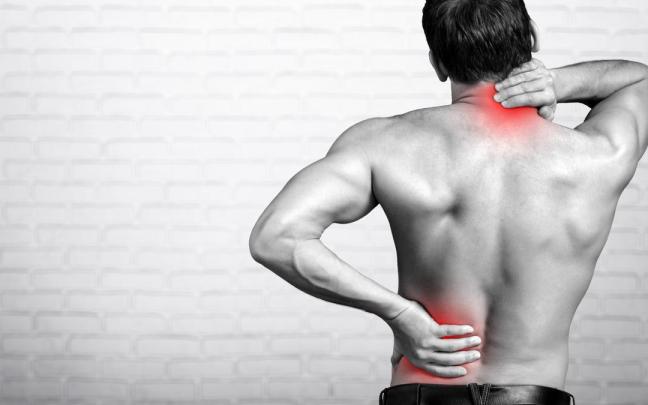 Un hombre se muestra dolorido.