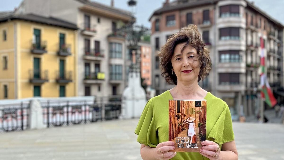 Mariluz Cabezas posa con su primera novela, ‘La villa del ángel’.