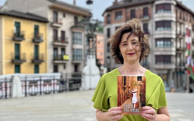 Mariluz Cabezas posa con su primera novela, ‘La villa del ángel’. / Eider Cáceres Ayestarán Mariluz Cabezas posa con su primera novela, ‘La villa del ángel’.