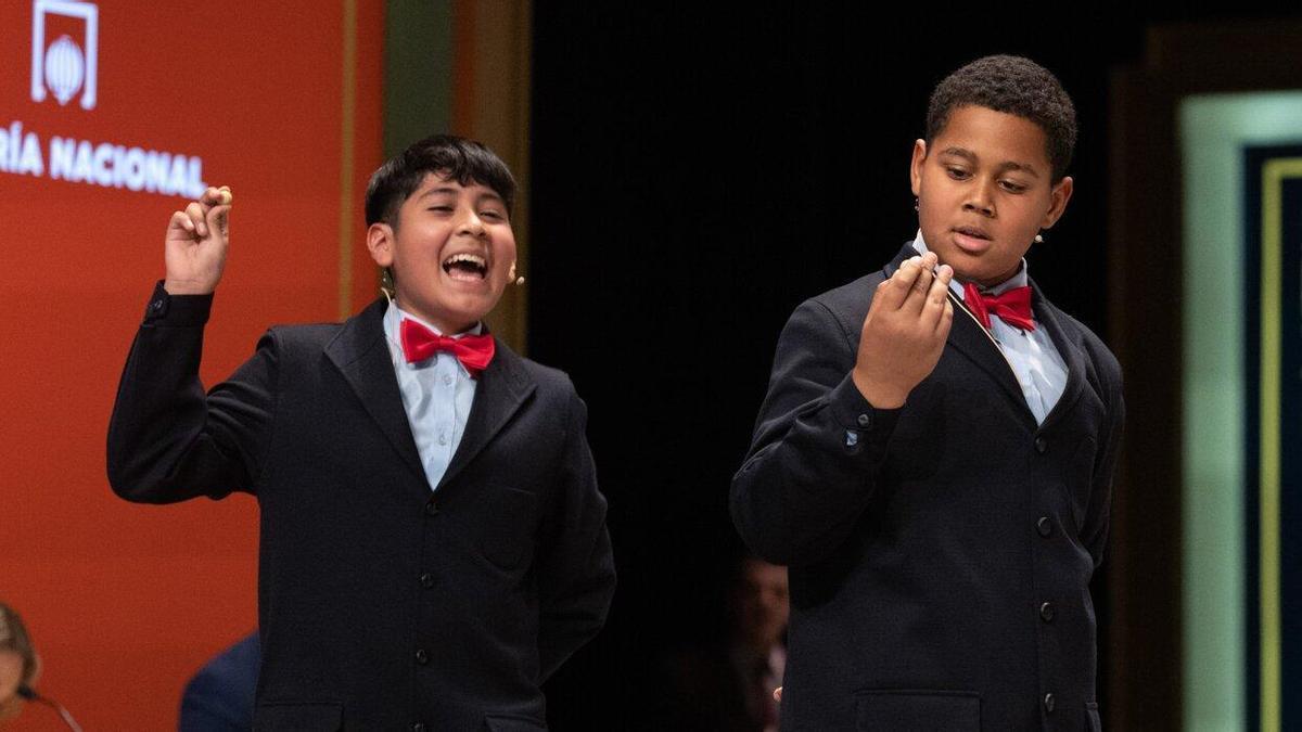 Dos niños de San Ildefonso cantan un premio de la Lotería de Navidad.