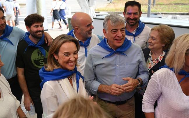 La vicesecretaria de Regeneración Institucional del PP, Cuca Gamarra, junto al presidente del PP vasco, Javier De Andrés, en la txosna de los populares en Bilbao
