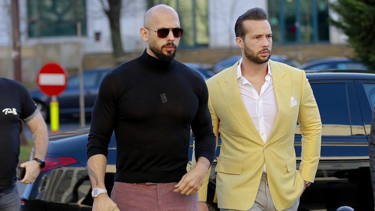 Andrew Tate (i) y su hermano Tristan acuden al tribunal de Bucarest.