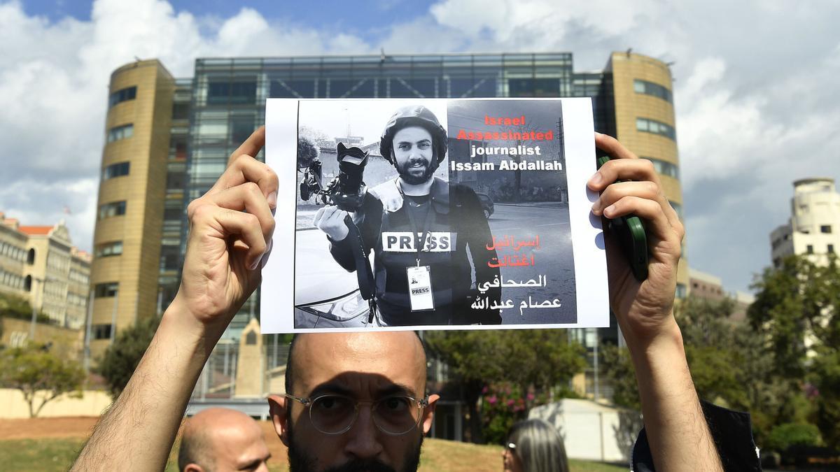 Una protesta por la muerte del periodista Issam Abdallah en la frontera de Israel con Líbano.