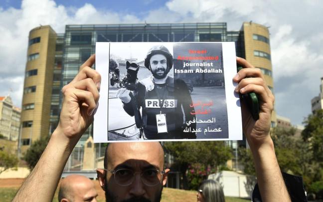 Una protesta por la muerte del periodista Issam Abdallah en la frontera de Israel con Líbano.