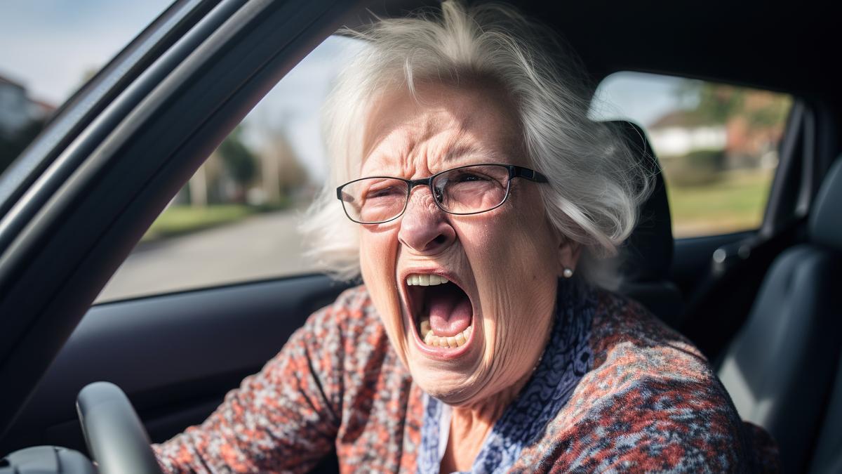 Una anciana ajena a esta historia pero también muy enfadada en el coche.