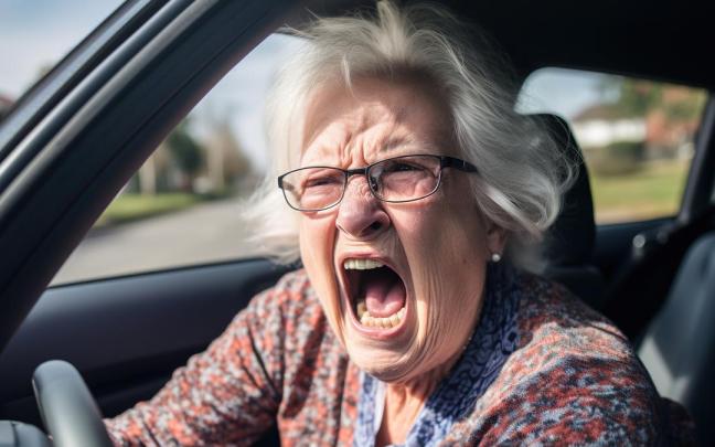 Una anciana ajena a esta historia pero también muy enfadada en el coche.