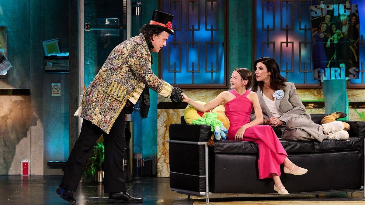 Sofía Otero saluda al Hombre Mágico en 'La Revuelta'