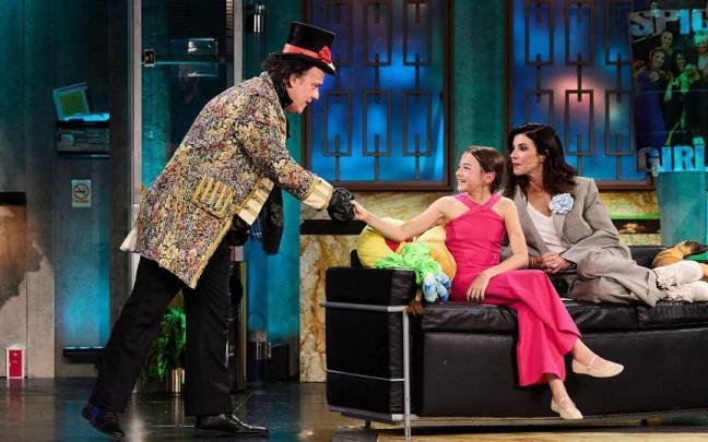 Sofía Otero saluda al Hombre Mágico en 'La Revuelta'