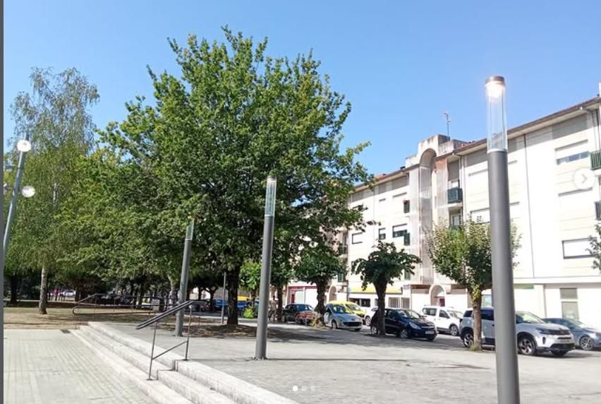 Luminarias instaladas frente a la kultur etxea de Igorre