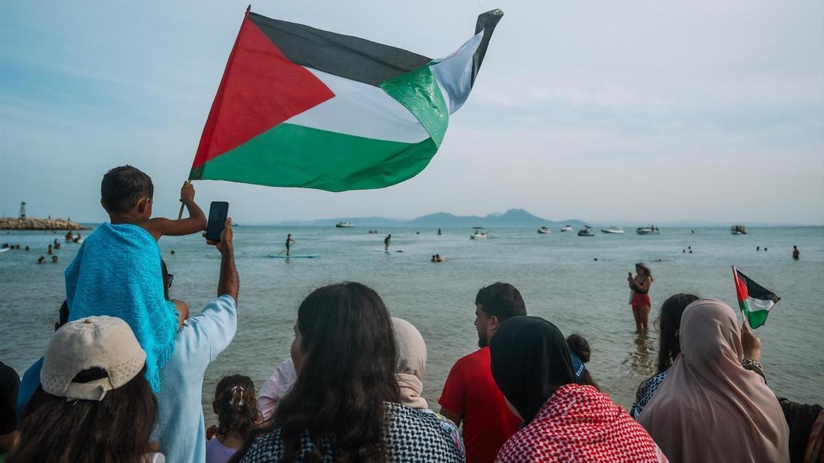 Ciudadanos tunecinos reciben con banderas palestinas a la Global Sumud Flotilla en el puerto de Sidi Bou Said.