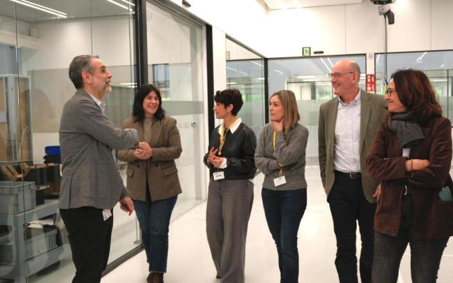 Los diputados del PNV durante la visita que han cursado a las instalaciones de Danobatgroup en el polígono de Arriaga.