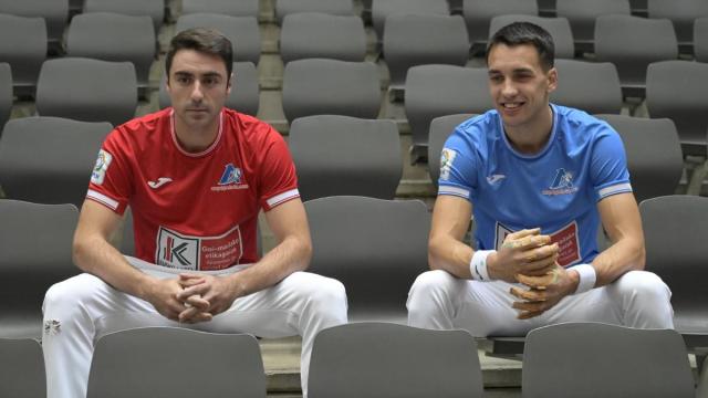 Peio Etxeberria y Javier Zabala posan en las butacas de cancha del frontón Bizkaia de Bilbao, sede de la final del Cuatro y Medio.
