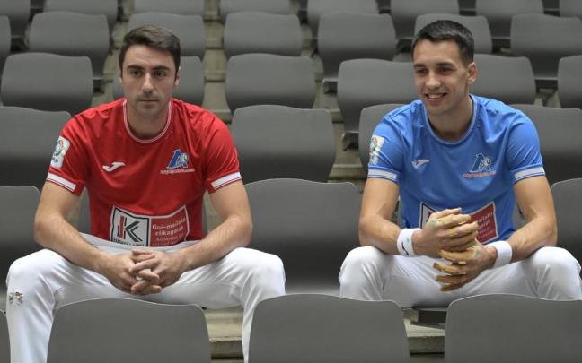 Peio Etxeberria y Javier Zabala posan en las butacas de cancha del frontón Bizkaia de Bilbao, sede de la final del Cuatro y Medio.
