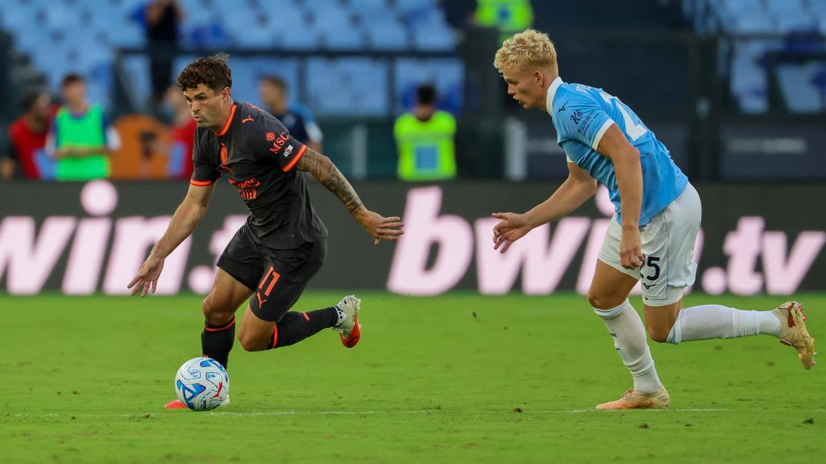 Christian Pulisic conduce el balón durante el Lazio-Milan (2-2).