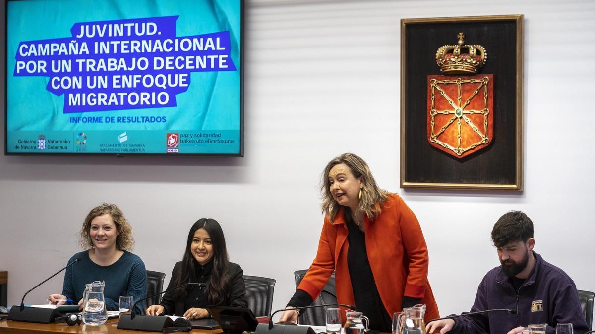 Sesión de trabajo en el Parlamento foral con la Fundación Paz y Solidaridad de Navarra y jóvenes participantes en el proyecto 'JUVintUD'.