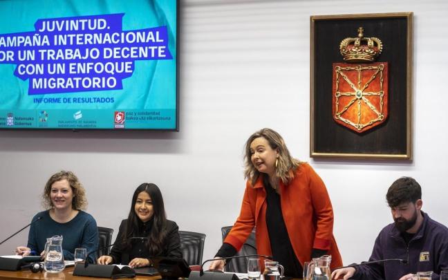 Sesión de trabajo en el Parlamento foral con la Fundación Paz y Solidaridad de Navarra y jóvenes participantes en el proyecto 'JUVintUD'. Sesión de trabajo en el Parlamento foral con la Fundación Paz y Solidaridad de Navarra y jóvenes participantes en el proyecto 'JUVintUD'.