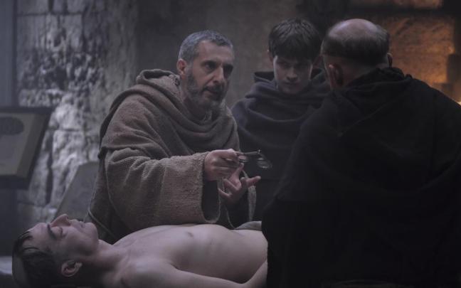 Escena de la serie ‘El nombre de la rosa’